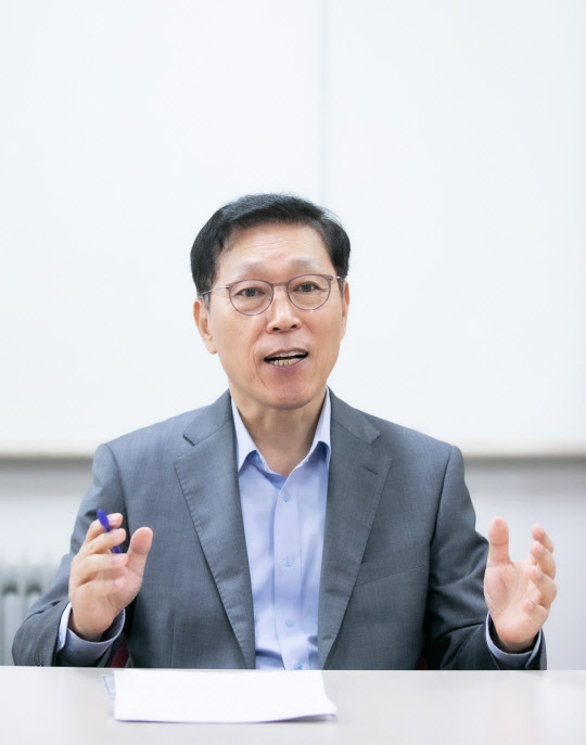 김태유 서울대 명예교수 고견 인터뷰. 박동욱기자 fufus@
